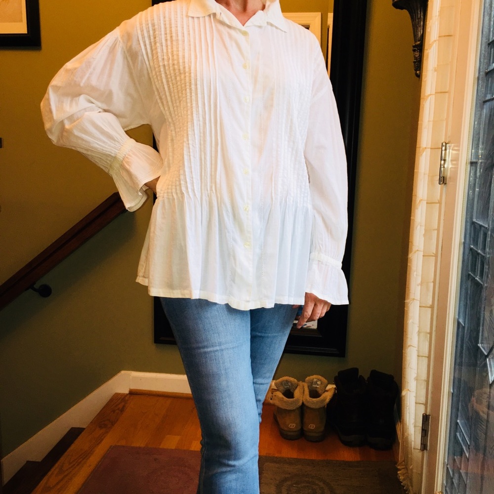 White BoHo shirt w tuck pleats & floucy sleeves